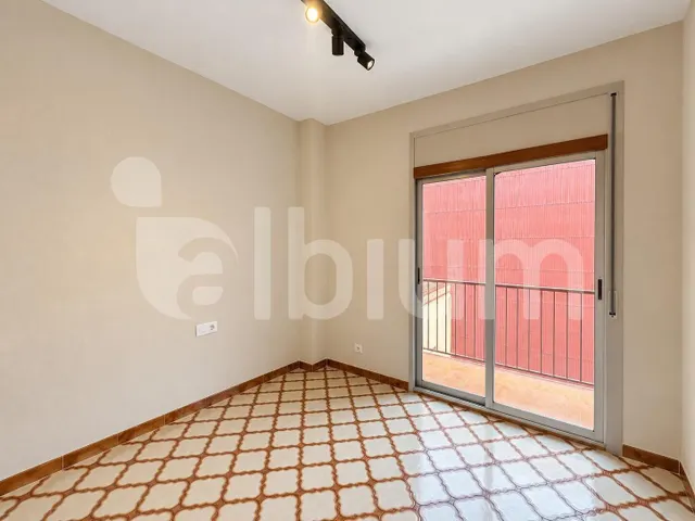 Amplio piso de 4 habitaciones con terraza, parking y trastero — 23