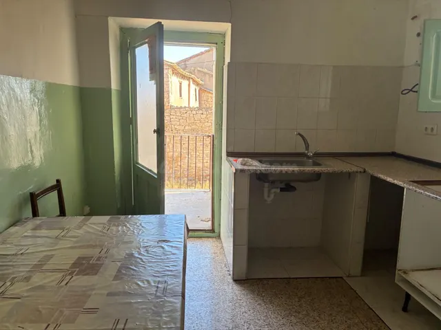 AMPLIA VIVIENDA CON GRAN POTENCIAL DE REFORMA - foto 4