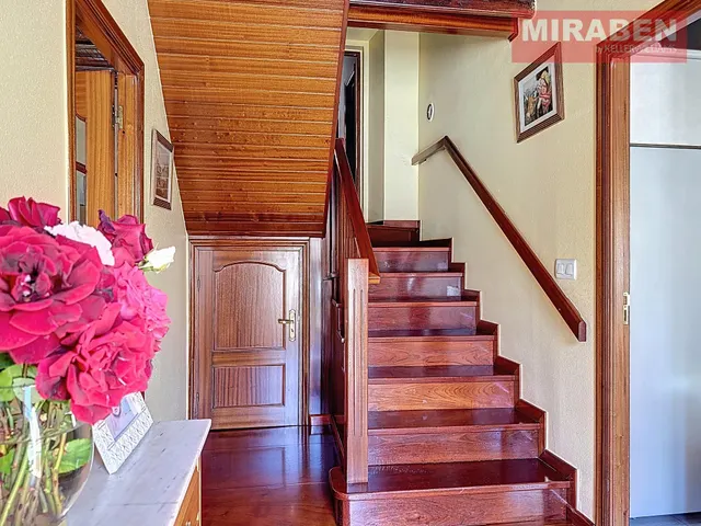 CASA EN VENTA EN RIANXO CON PATIO Y HORREO — 33