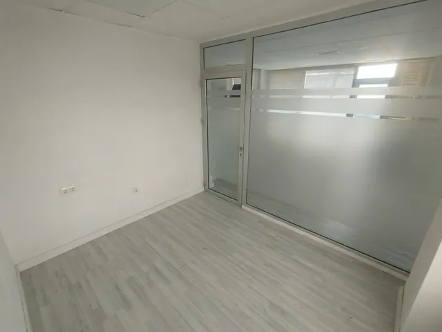 LOCAL COMERCIAL EN ESQUINA – LA MANGA DEL MAR MENOR (KM 7)  Precio: 58.000 €  Superficie: 80 m2 construidos (40 m2 planta calle + 40 m2 sótano) — 4