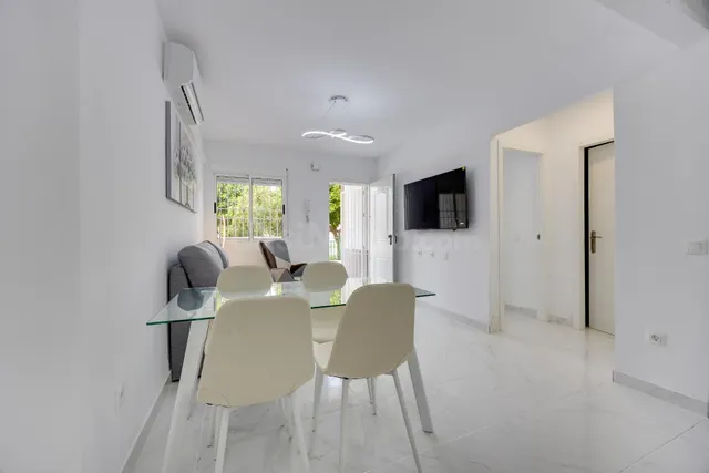 Planta baja de dos dormitorios, totalmente reformada y con piscina comunitaria — 4