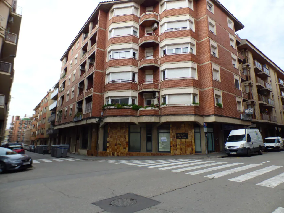 Local comercial esquinero en la zona de Poble Nou
