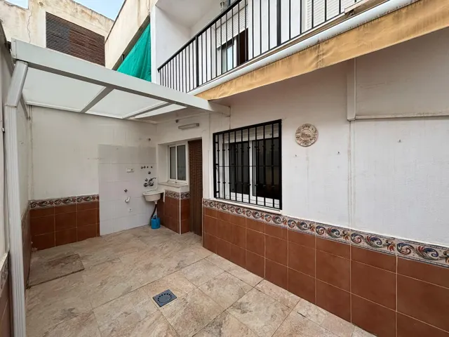 Dúplex de 4 dormitorios con patio y cochera en una de las mejores zonas de Molina — 10