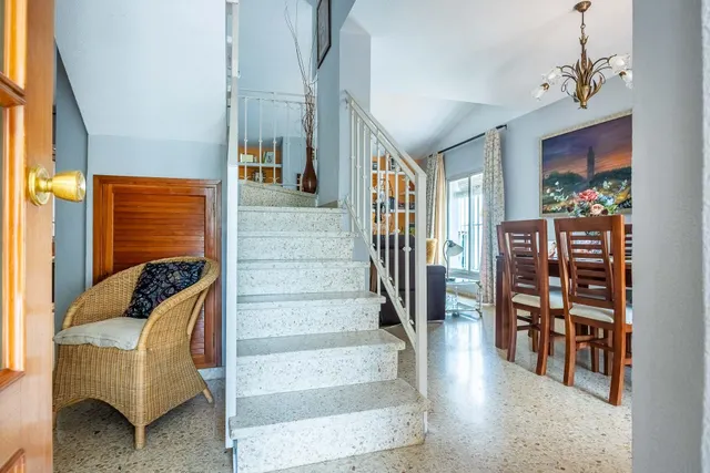 Vive en Simón Verde: Casa pareada con patio, garaje cubierto, piscina y el metro a un paso. — 7