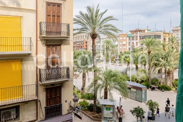 Exclusiva propiedad frente a la Plaza de la Reina: 178 m2 de - foto 4