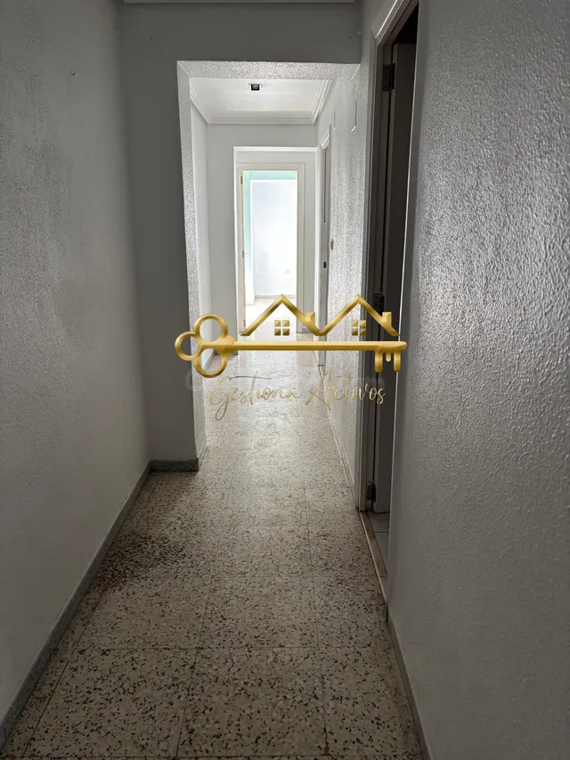 Piso con Gran Potencial y Vistas Despejadas en Zona Ramón y  - foto 2