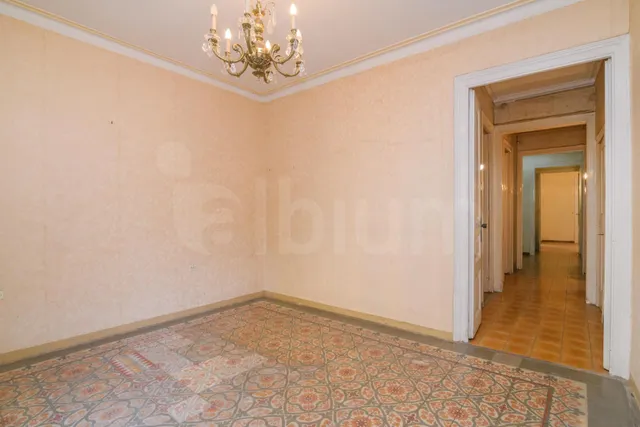 Espectacular vivienda esquinera con siete balcones frente al Mercat del Born — 8