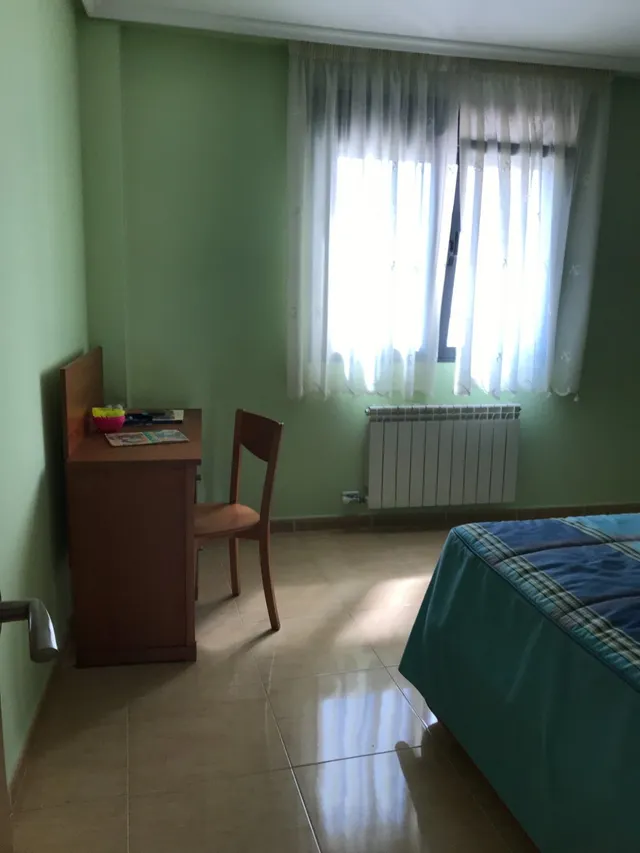 Se vende amplio piso en el centro, cocina, salón, 3 hab., 3 baños, trastero y garaje. Para entrar . — 9