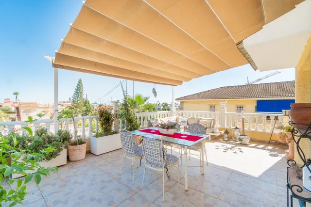 Maravilloso chalet pareado (aprox. 130 m2 + terrazas y garaje) con 4 dormitorios y 2 baños. Amplia parcela privada (516 m2) con jardín y gran piscina. — 12