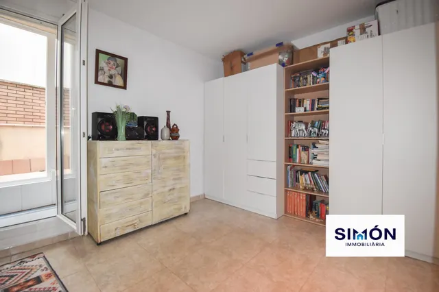¡FANTÁSTICA OPORTUNIDAD EN SANTPEDOR! Piso de 3 habitaciones dobles, con balcón y terraza. — 35