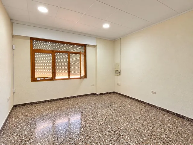 Amplio Local Comercial en Almansa - Oportunidad Única por €76,000 — 5