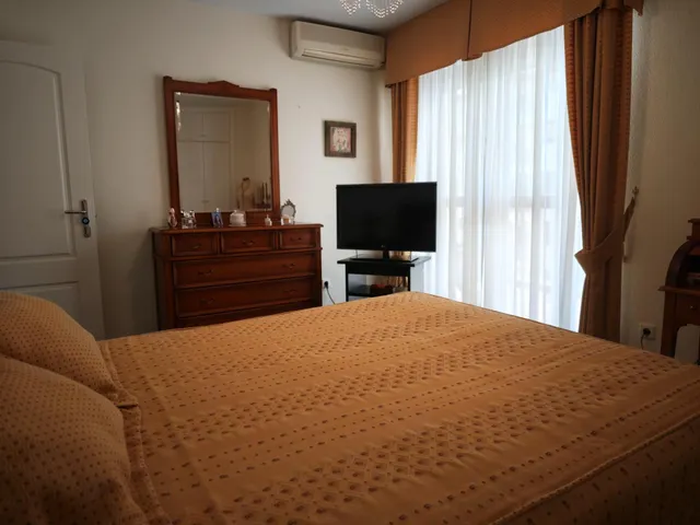 PISO CENTRICO EN FUENGIROLA CON VISTAS LATERALES AL PUERTO JUNTO A LA PLAYA. PERFECTO ESTADO — 34