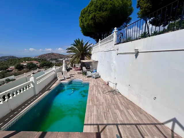 Casa adosada en esquina con piscina privada, jardín y vistas a la Bahía de Málaga — 46