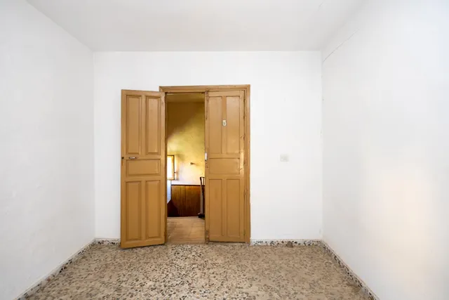 Casa para reformar en el centro de Lanjarón con gran potencial de inversión — 33