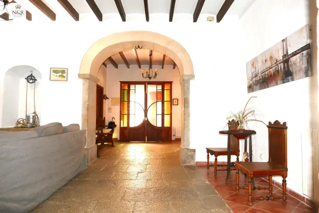 AUTÉNTICA CASA MALLORQUINA REFORMADA CON JARDÍN DE 109 M2 Y 