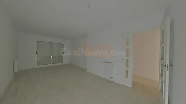 Amplio Piso en el Corazón de Castelldefels: Oportunidad Únic - foto 2