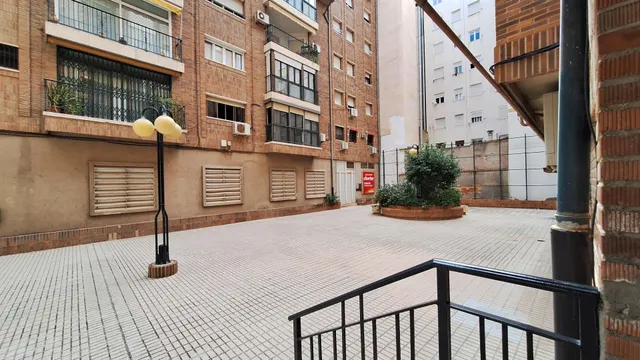 Piso SIN AMUEBLAR de 4 dormitorios, dos baños y plaza de garaje en la Calle Puerta Nueva — 31