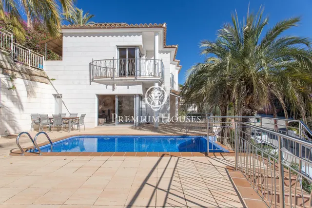Casa en venta con impresionantes vistas al mar, piscina desb - foto 2
