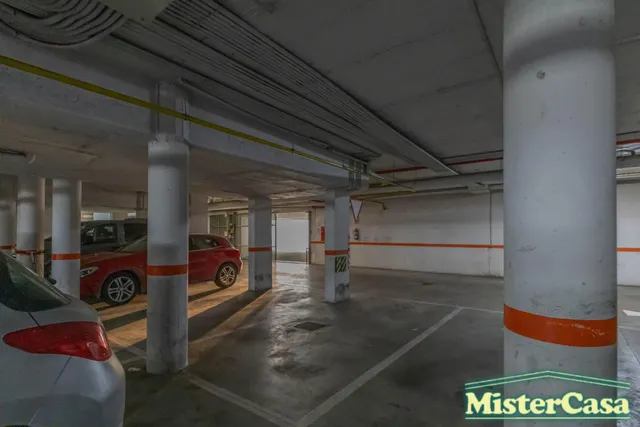 EXCLUSIVA. Zona norte. Ático Dúplex VPO. Terraza-solarium de 52m2. 4 dormitorios, 2 baños. Garaje. — 42