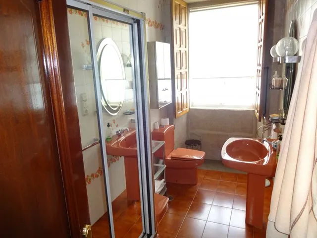 SE VENDE CASA SEÑORIAL PAREADA DE PIEDRA REFORMADA Y EN PERFECTO ESTADO EN PADRON — 28