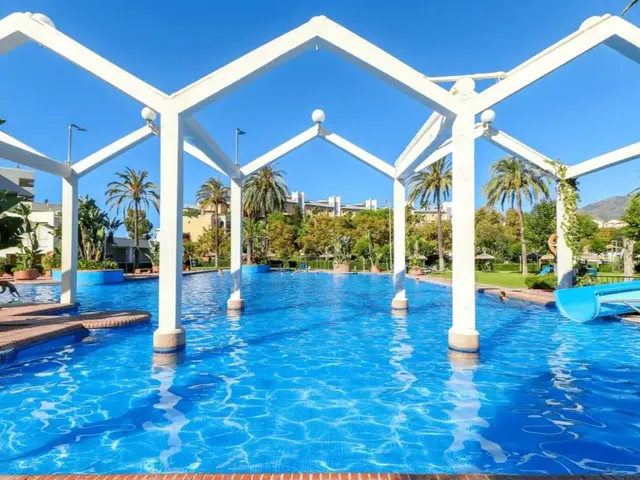 OPORTUNIDAD EN BENALBEACH — 15
