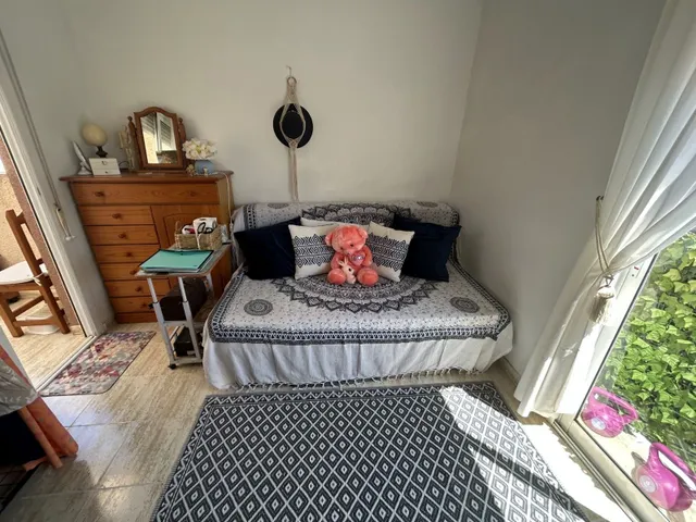 Apartamento esquinero luminoso y espacioso de dos plantas (aprox. 90 m2 - plantas 1 y 2) con gran terraza en la planta baja, 3 balcones (2 al sur y 1 al norte) y una gran piscina comunitaria. — 38