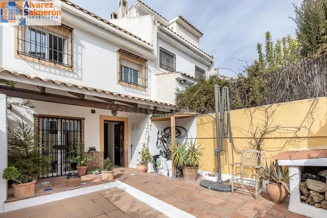 Casa única en Granada capital. — 2