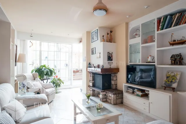 Casa con garaje para 5 coches, 2 terrazas y amplios espacios - foto 2