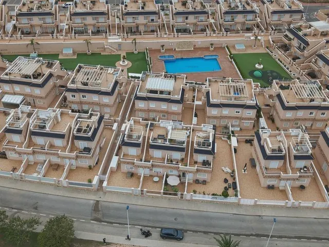 Adosado de 3 dormitorios con gran espacio exterior en Punta Prima — 42