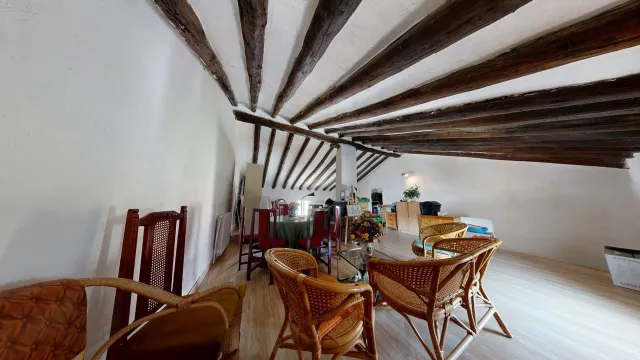 CASA UNIFAMILIAR de 170m2 útiles sobre parcela de 265m2. Distribuido en sótano con bodega, salón, cocina, dos baños, cuatro habitaciones y buhardilla diáfana — 32