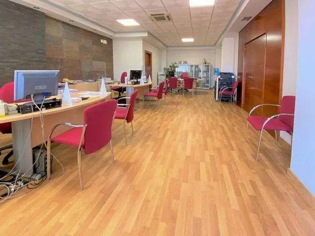 Exclusivo local de oficinas listo para entrar en Albolote — 11