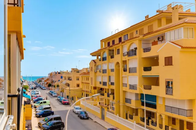 Apartamento semi reformado con orientación sur, vistas laterales al mar y piscina comunitaria. — 3