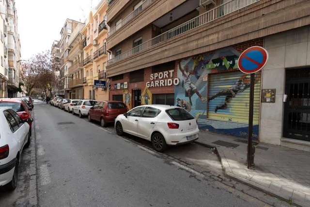 Amplio local comercial en una de las zonas más consolidadas de Granada con salida a dos calles — 27