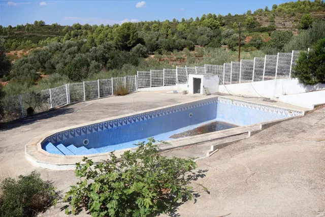 MASIA VALLADA CON PISCINA, ZONA PARA CABALLOS Y MAS DE 2 HECTAREAS DE TERRENO — 7