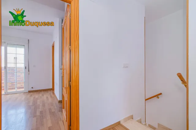 Casa adosada CASI A ESTRENAR en Belicena. Con 4 dormitorios. — 38