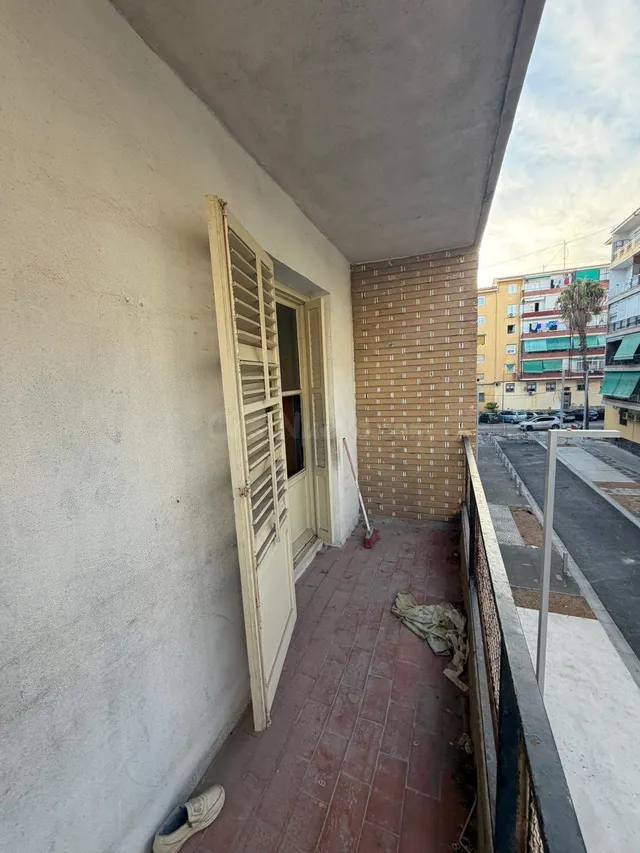 Piso para reforma integral en 2ª planta, con balcón y mucha  - foto 3