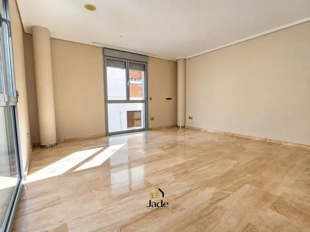 AMPLIO PISO SIN AMUEBLAR EN PLENO CENTRO – 3 DORMITORIOS Y 2 BAÑOS — 3