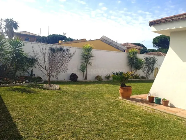 Chalet de Lujo en Valdelagrana - foto 3