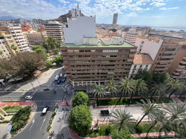 Ático reformado con vistas panorámicas al mar y al Castillo 