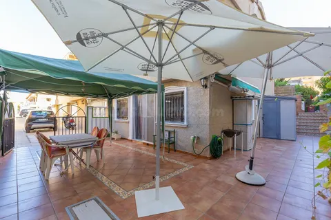 Planta baja de tres dormitorios con gran patio a 150 metros de la playa de La Mata