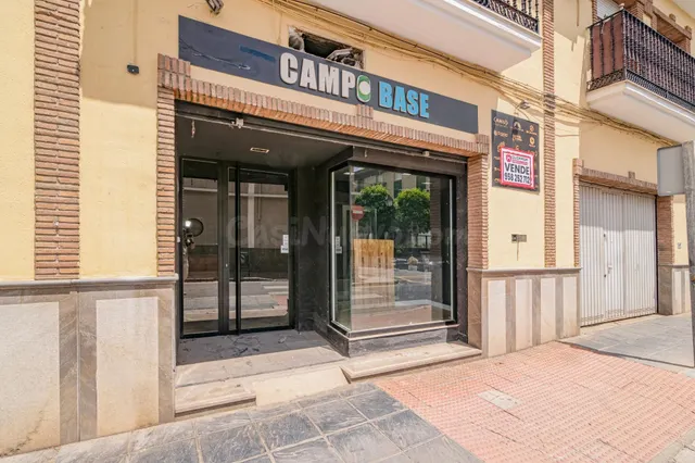 Amplio Local Comercial en Calle Calderón
