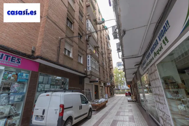 Piso de 3 dormitorios en calle milán, zaidín | muy luminoso y con gran potencial — 32