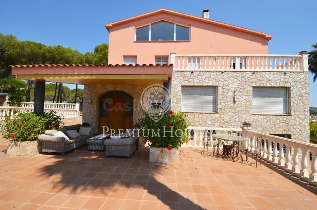 Casa en venta con gran parcela frente al mar en Canet de Mar - foto 5