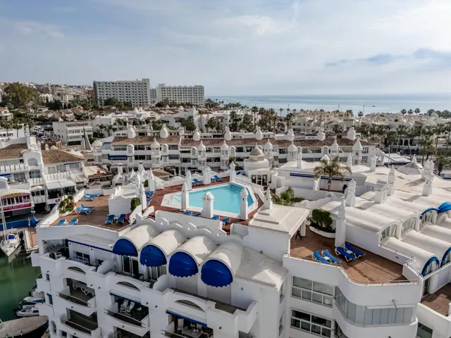Ático de 2 dormitorios en Puerto Marina, sol de mañana — 19
