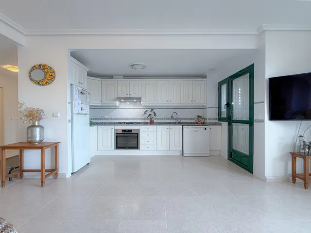 Orihuela Costa! Espectacular apartamento con amplios espacios + gran terraza con vistas despejadas y laterales al mar + Parking comunitario + Piscina comunitaria con zonas ajardinadas — 21