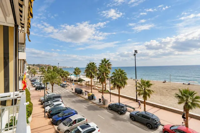 VIVIR FRENTE AL MAR EN FUENGIROLA — 44