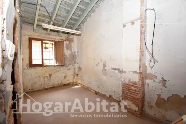 ¡GRAN OPORTUNIDAD! BIEN UBICADA PARA REFORMAR EN TORRENT — 15