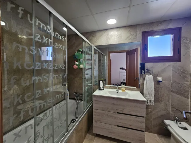 Amplio piso de 3 dormitorios con terraza, garaje, trastero y piscina en Mijas Costa — 14