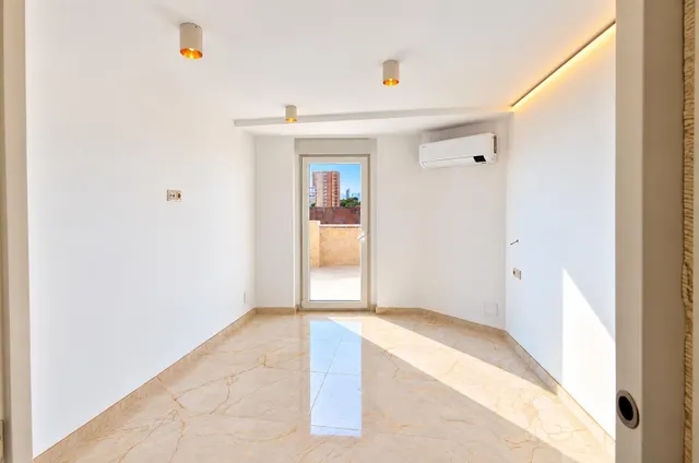 Se vende atico 5 habitaciones  totalmente reformado con vistas al mar  en pleno centro d Benidorm — 34