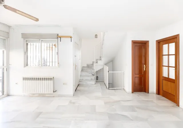 Vive en el corazón de Armilla: 4 dormitorios, patio, terraza y garaje — 6